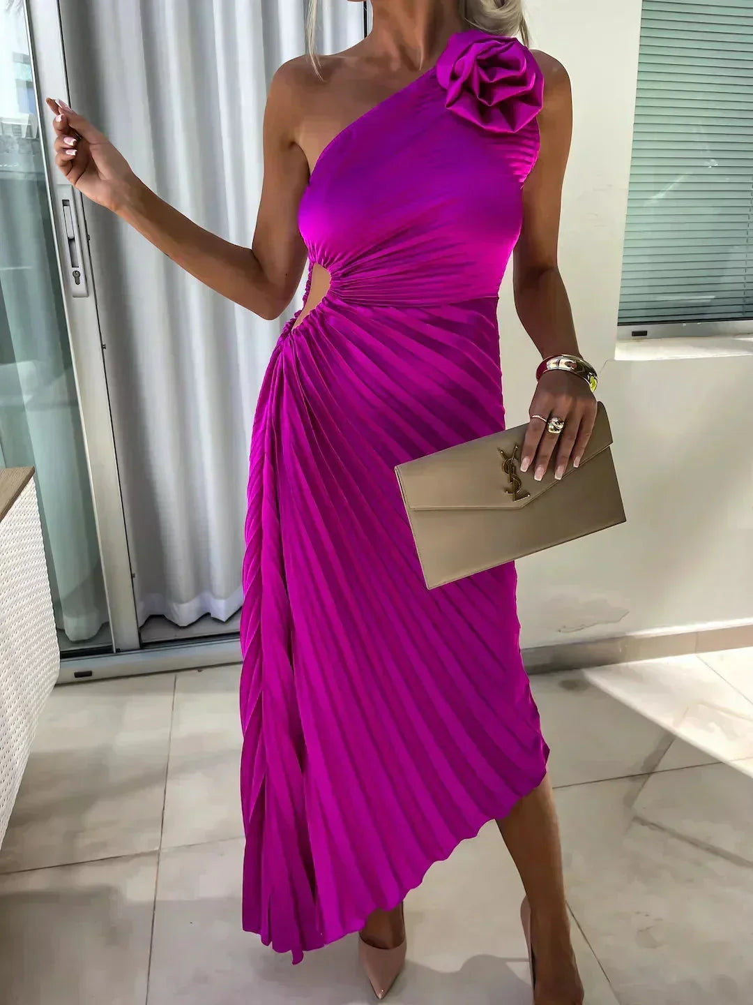 Abito midi asimmetrico plissettato con cut-out e rosa