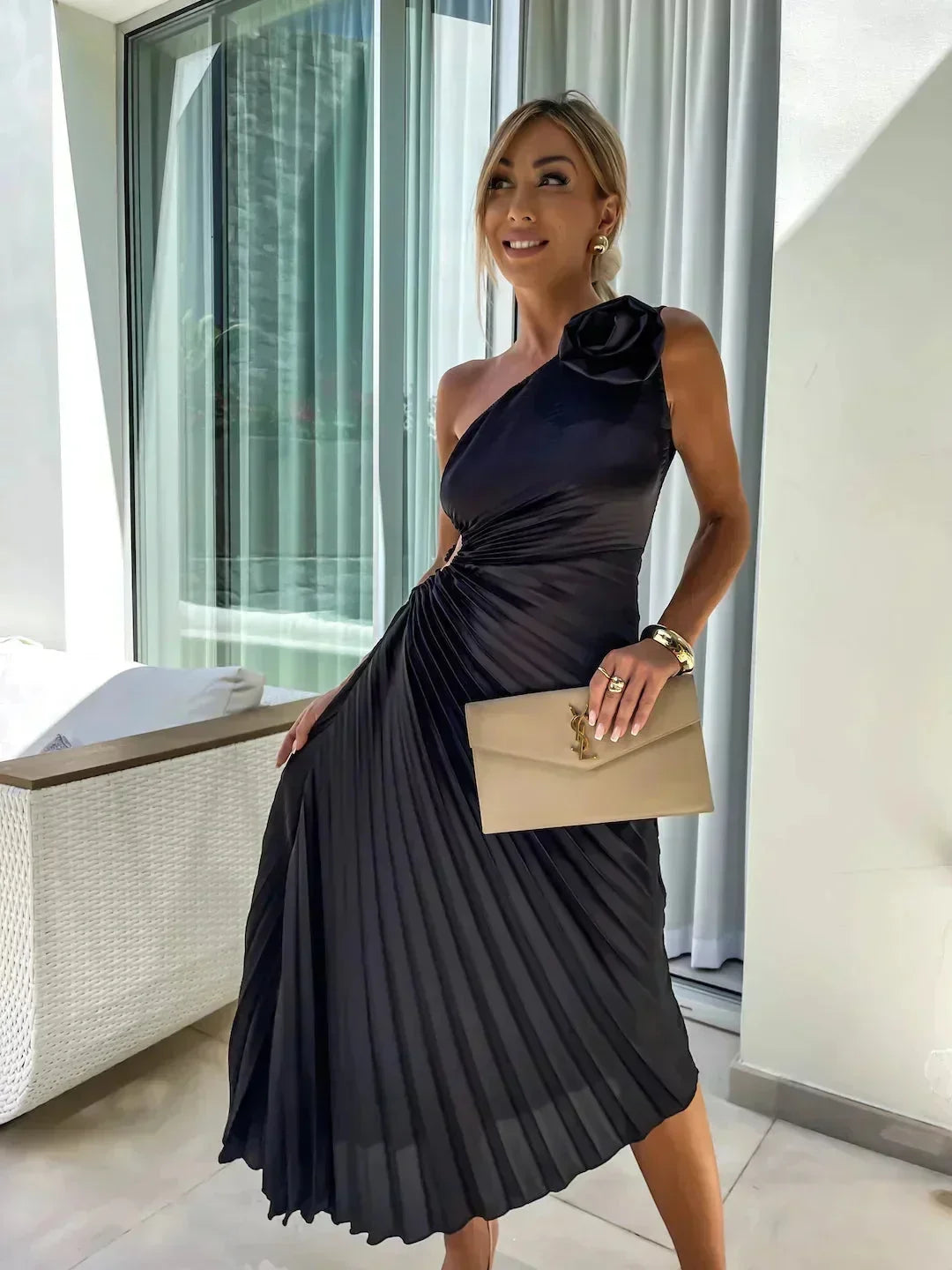 Abito midi asimmetrico plissettato con cut-out e rosa