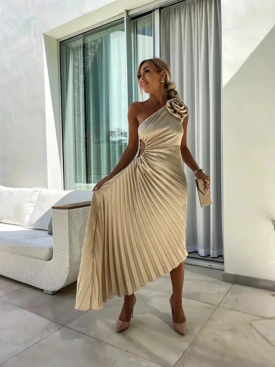 Abito midi asimmetrico plissettato con cut-out e rosa