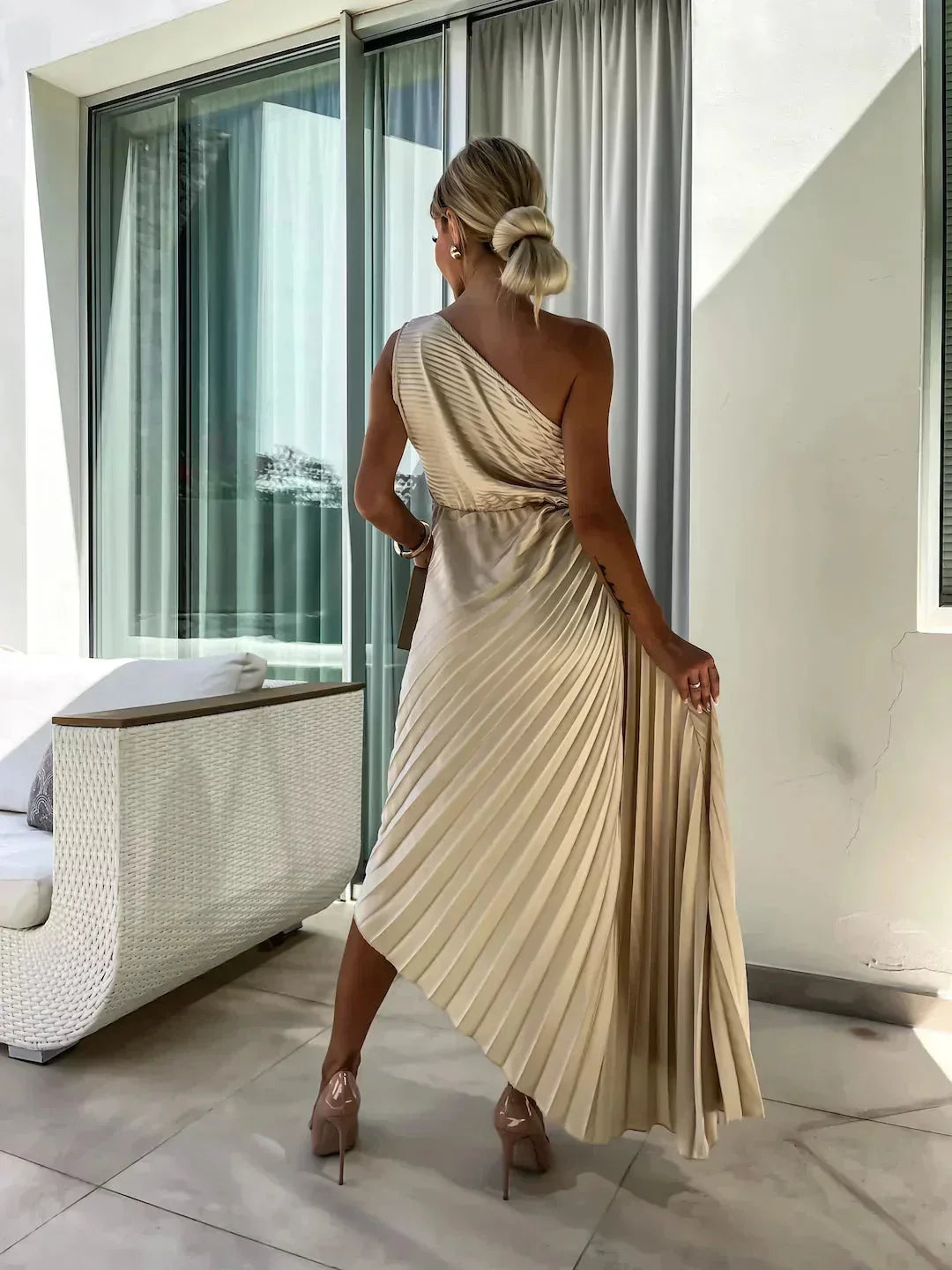 Abito midi asimmetrico plissettato con cut-out e rosa