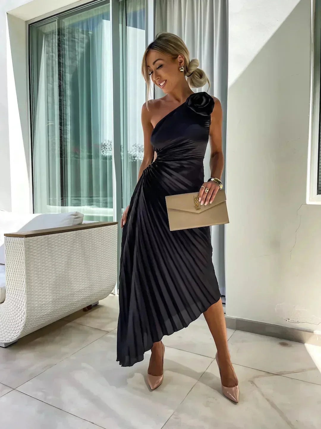 Abito midi asimmetrico plissettato con cut-out e rosa