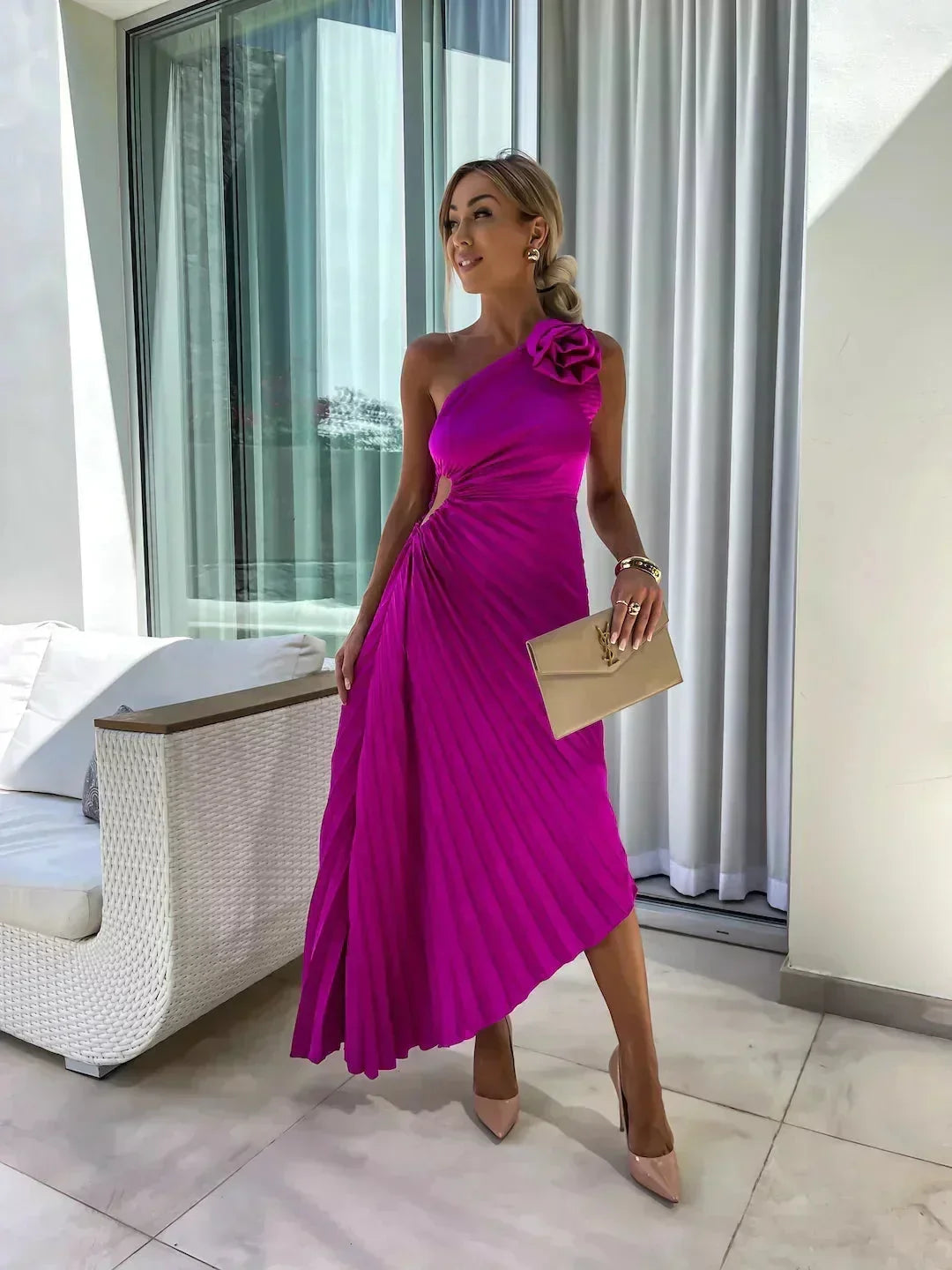 Abito midi asimmetrico plissettato con cut-out e rosa