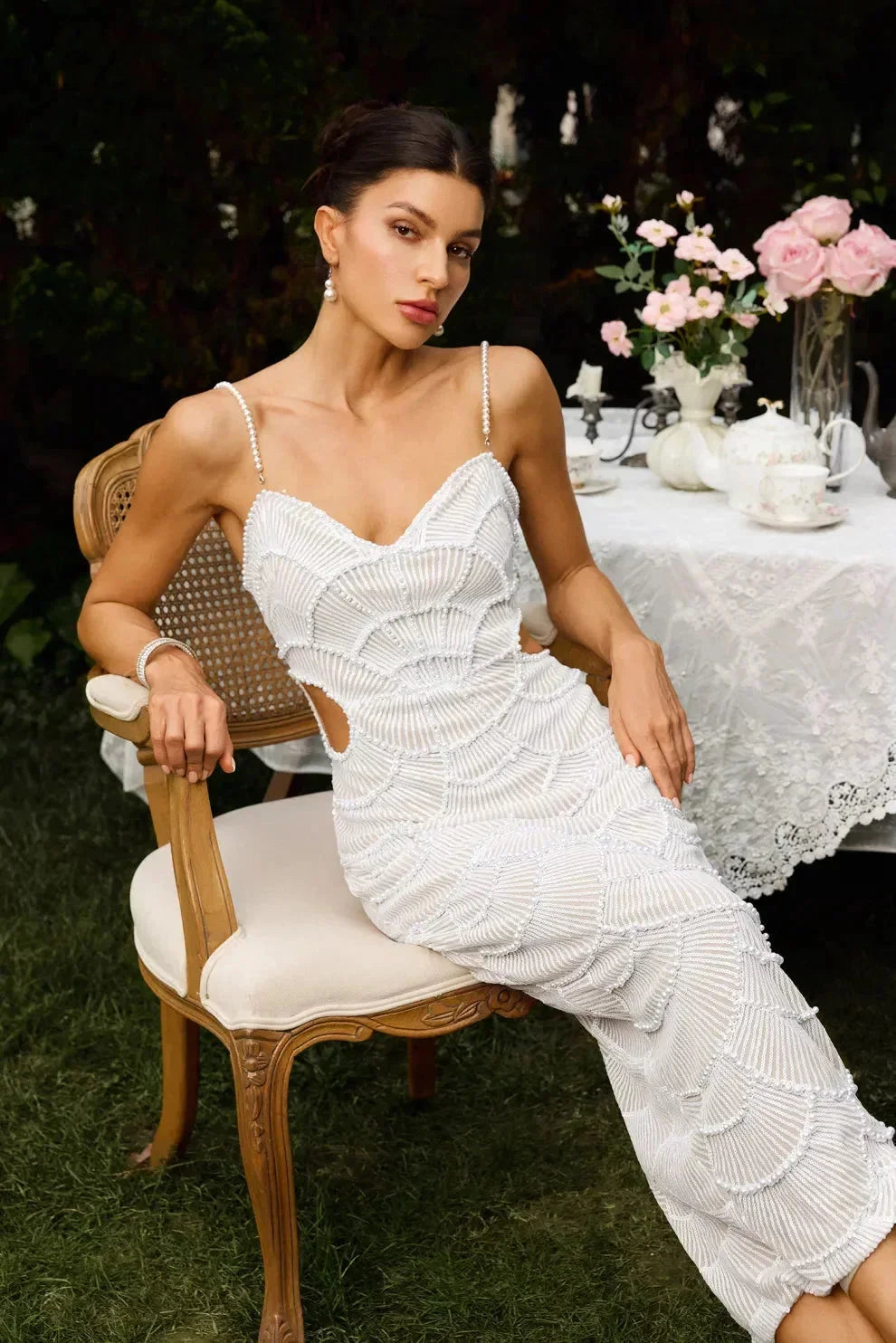 Abito midi da sera bianco con paillettes e ritagli