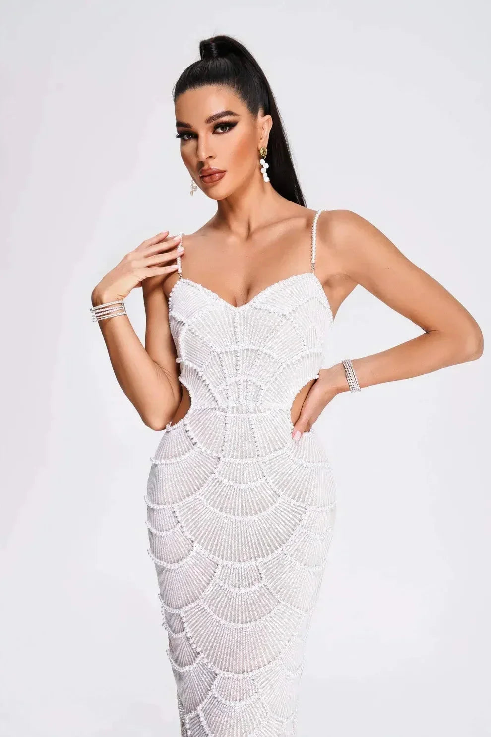 Abito midi da sera bianco con paillettes e ritagli