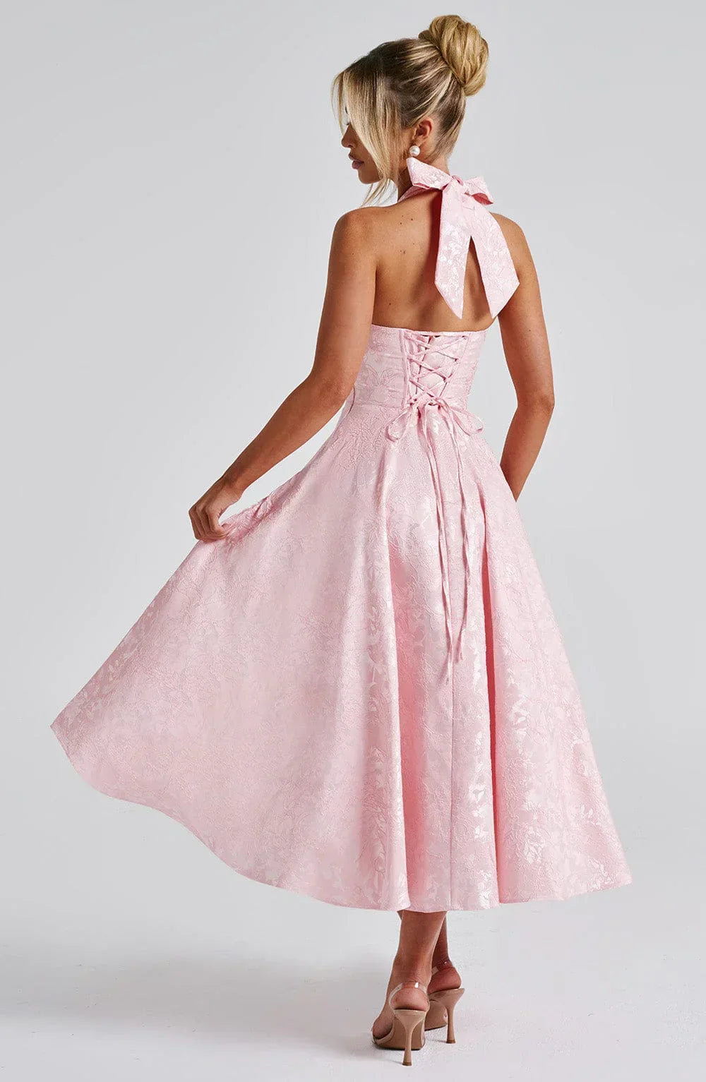 Vestito midi da donna con schiena scoperta e gonna svasata