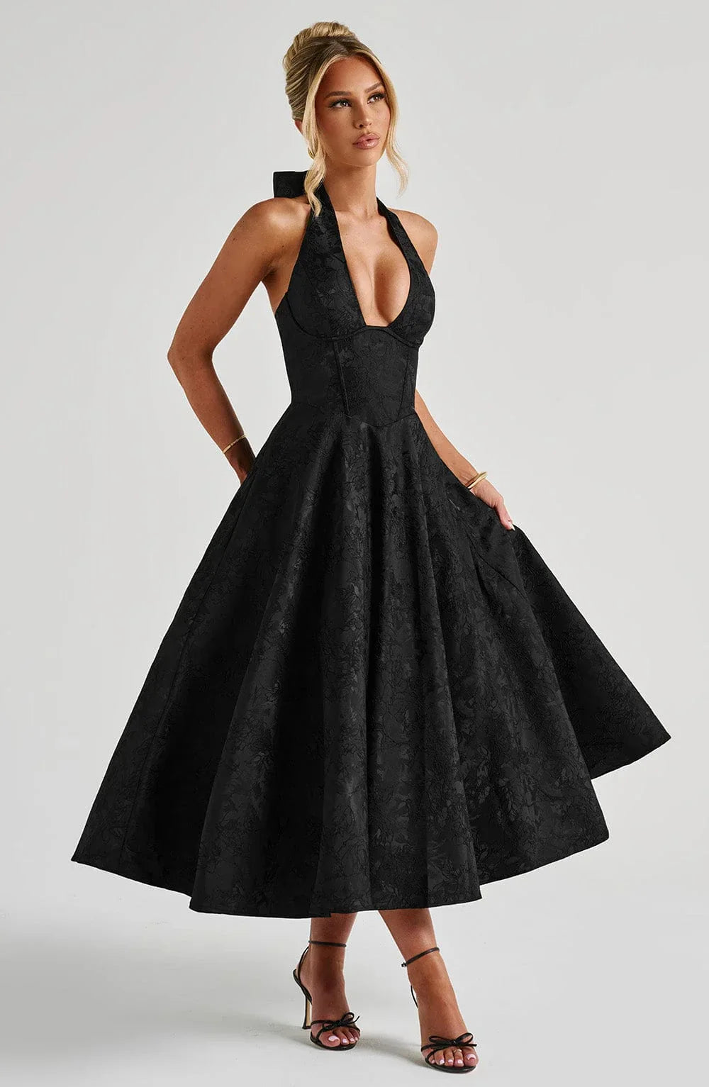 Vestito midi da donna con schiena scoperta e gonna svasata