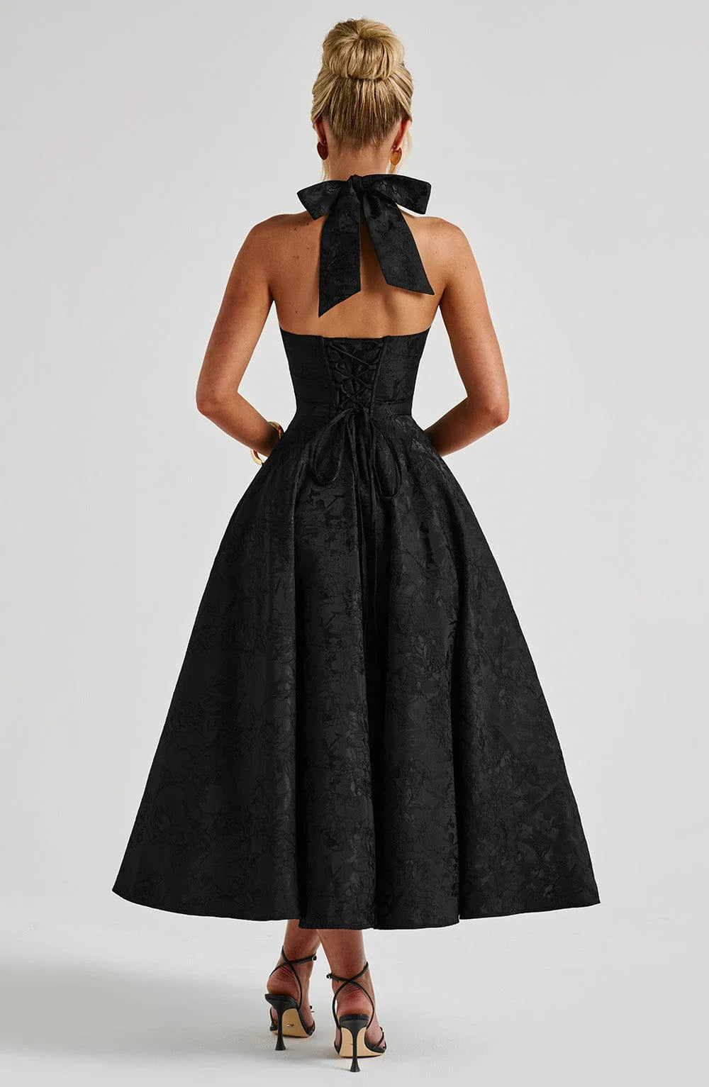 Vestito midi da donna con schiena scoperta e gonna svasata