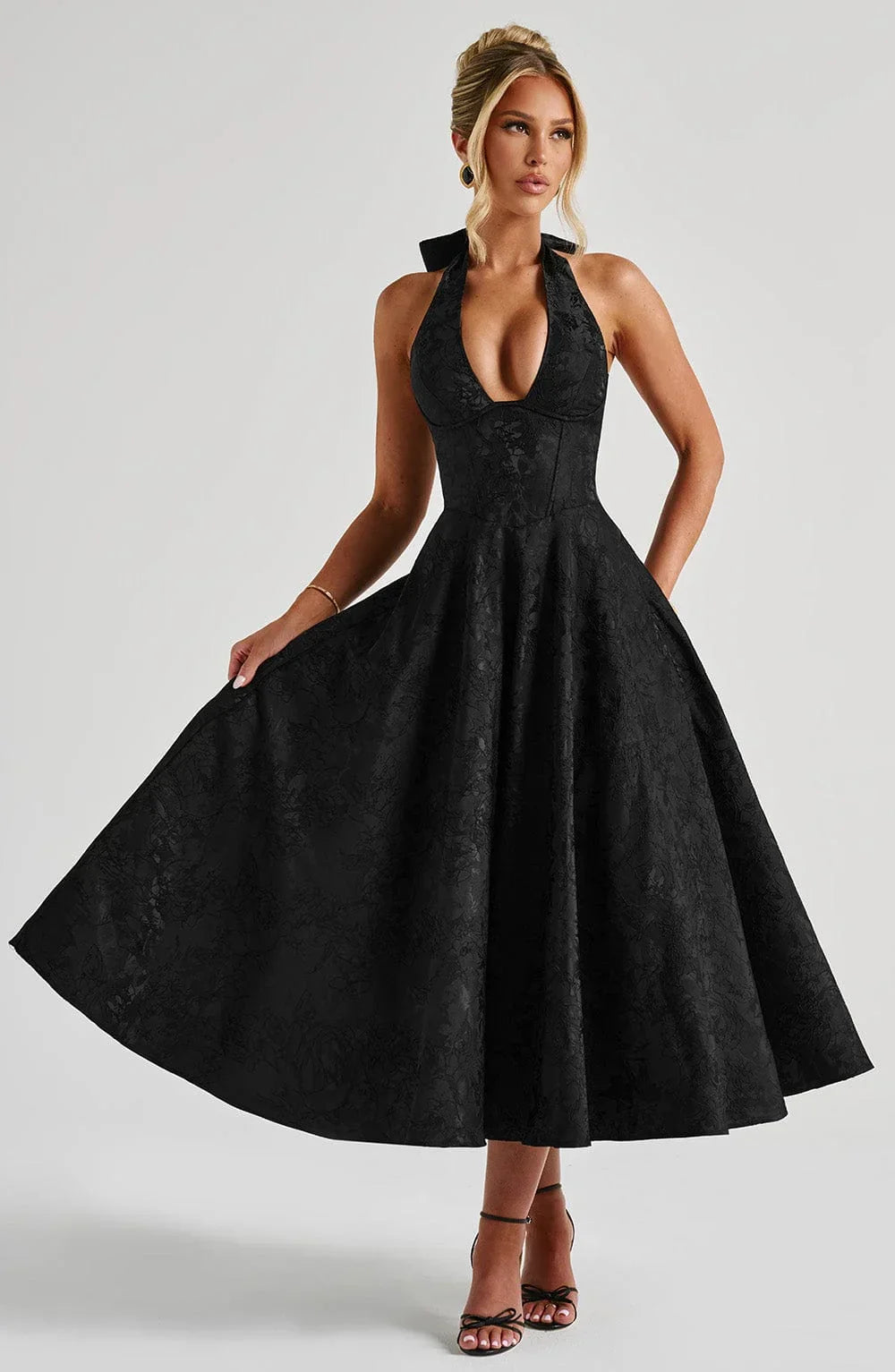 Vestito midi da donna con schiena scoperta e gonna svasata