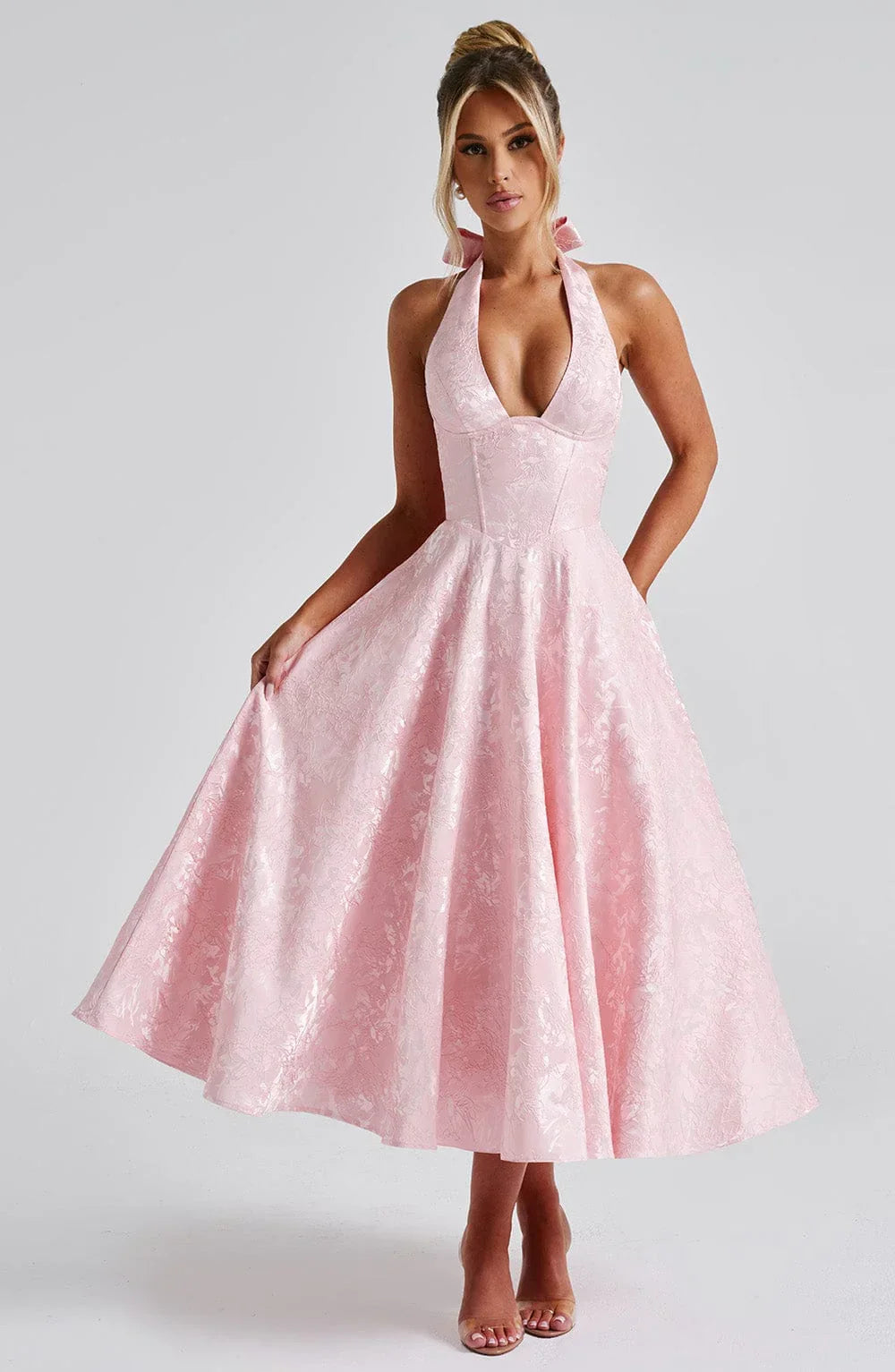Vestito midi da donna con schiena scoperta e gonna svasata