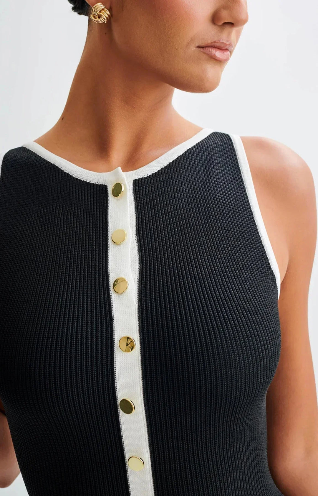 Abito midi donna nero con bottoni a contrasto