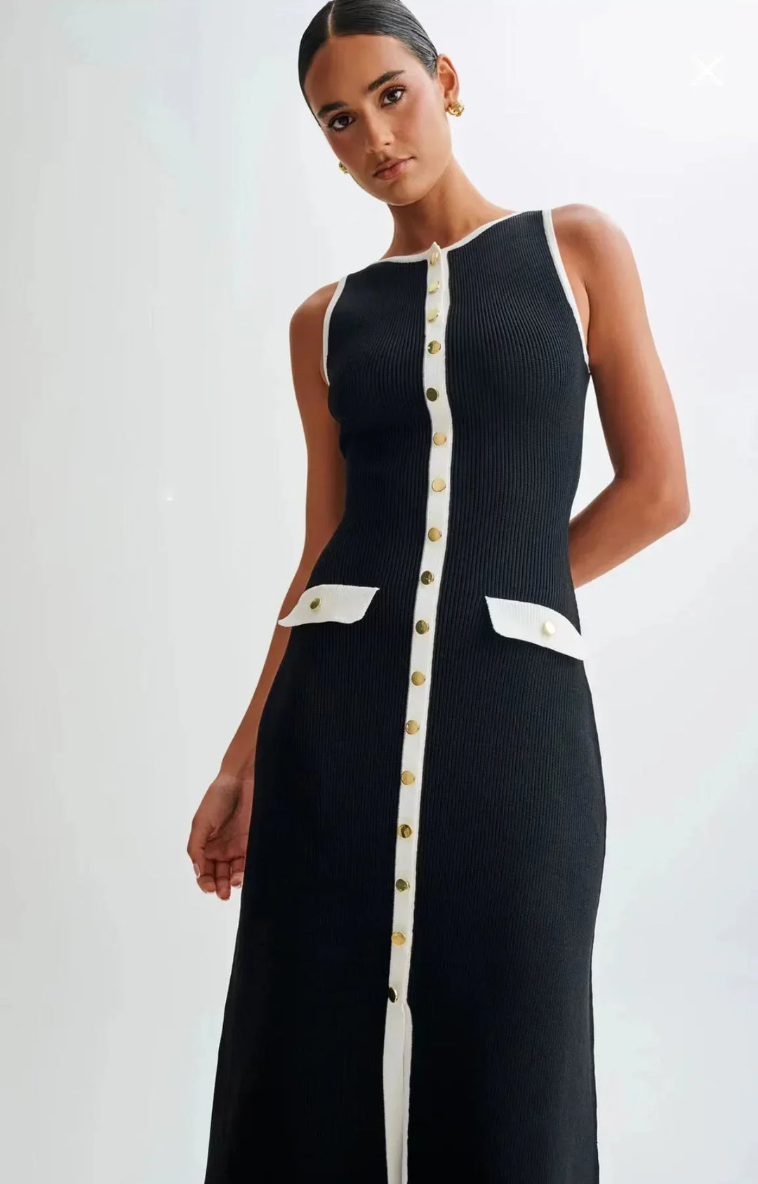 Abito midi donna nero con bottoni a contrasto