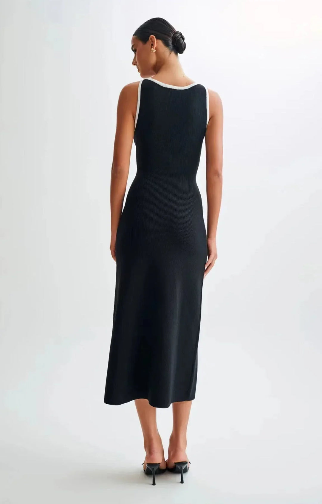 Abito midi donna nero con bottoni a contrasto