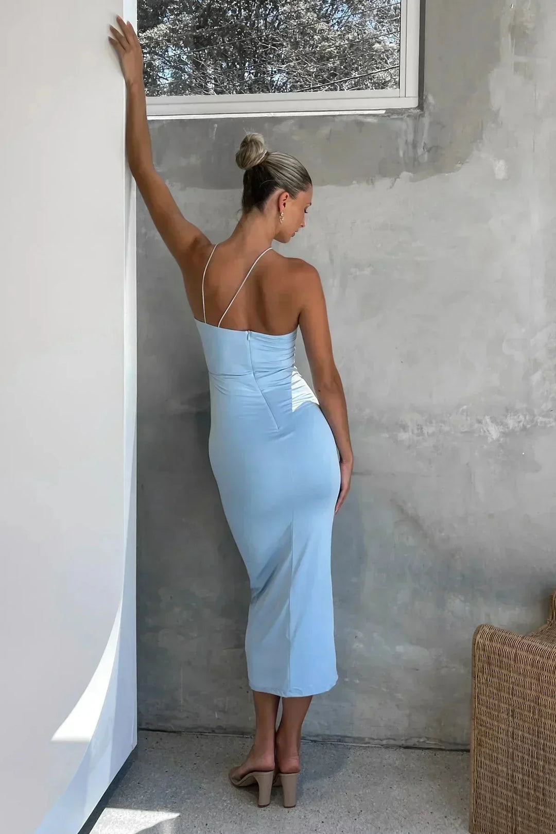 Abito midi aderente con scollo asimmetrico e dettaglio floreale