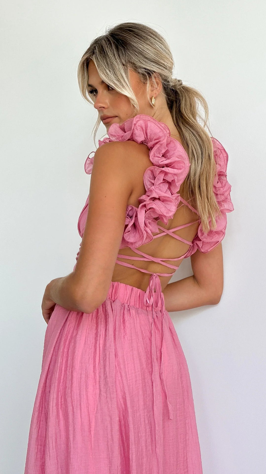 Abito midi donna rosa con volant sulle Spalle