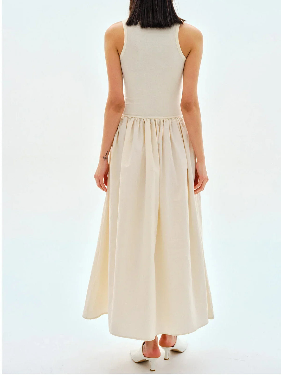Abito midi donna senza maniche con gonna arricciata