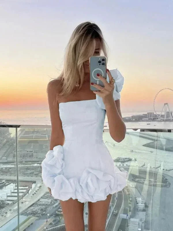 Vestito corto asimmetrico con volant e Spalle scoperte