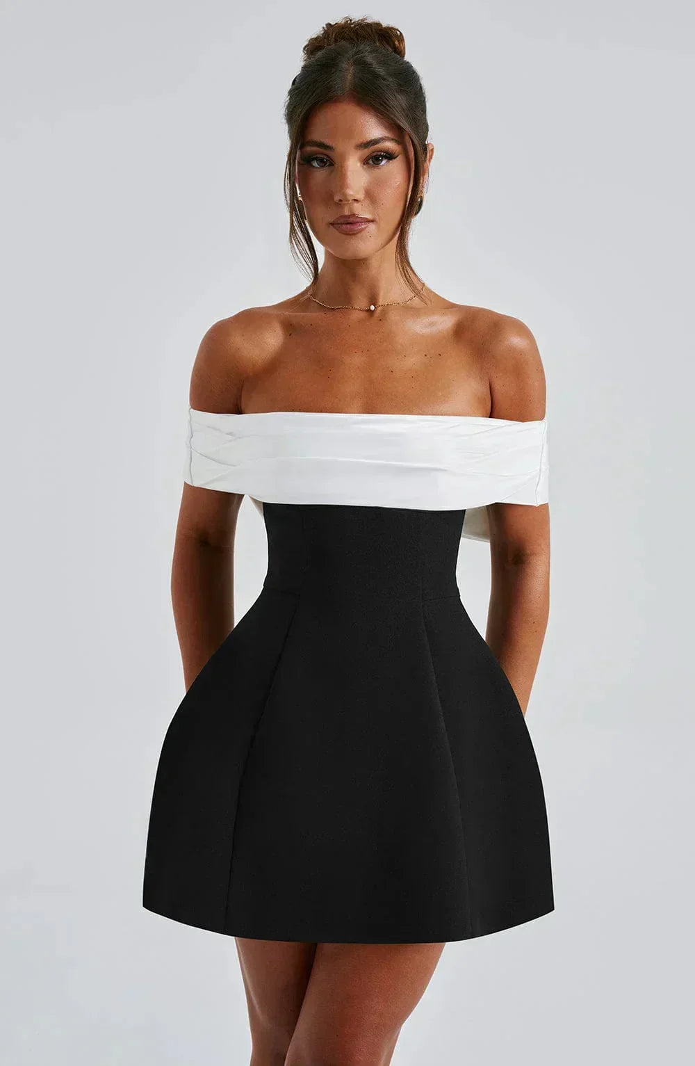 Vestito corto da donna bicolore con Spalle scoperte e fiocco