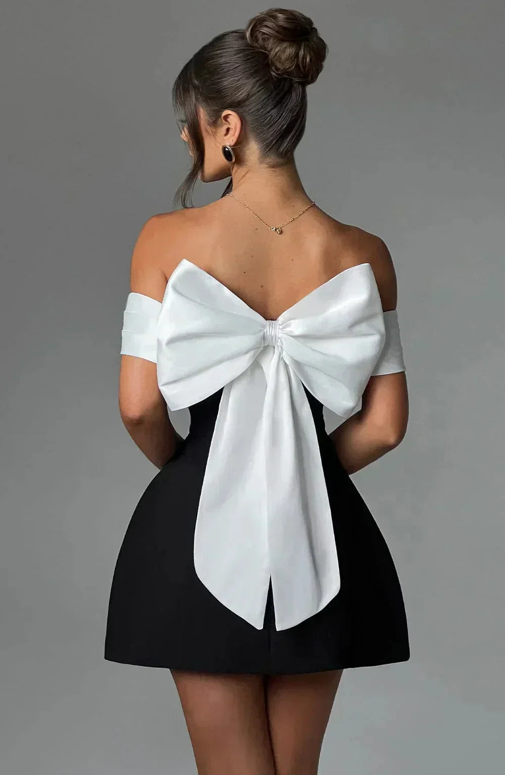 Vestito corto da donna bicolore con Spalle scoperte e fiocco