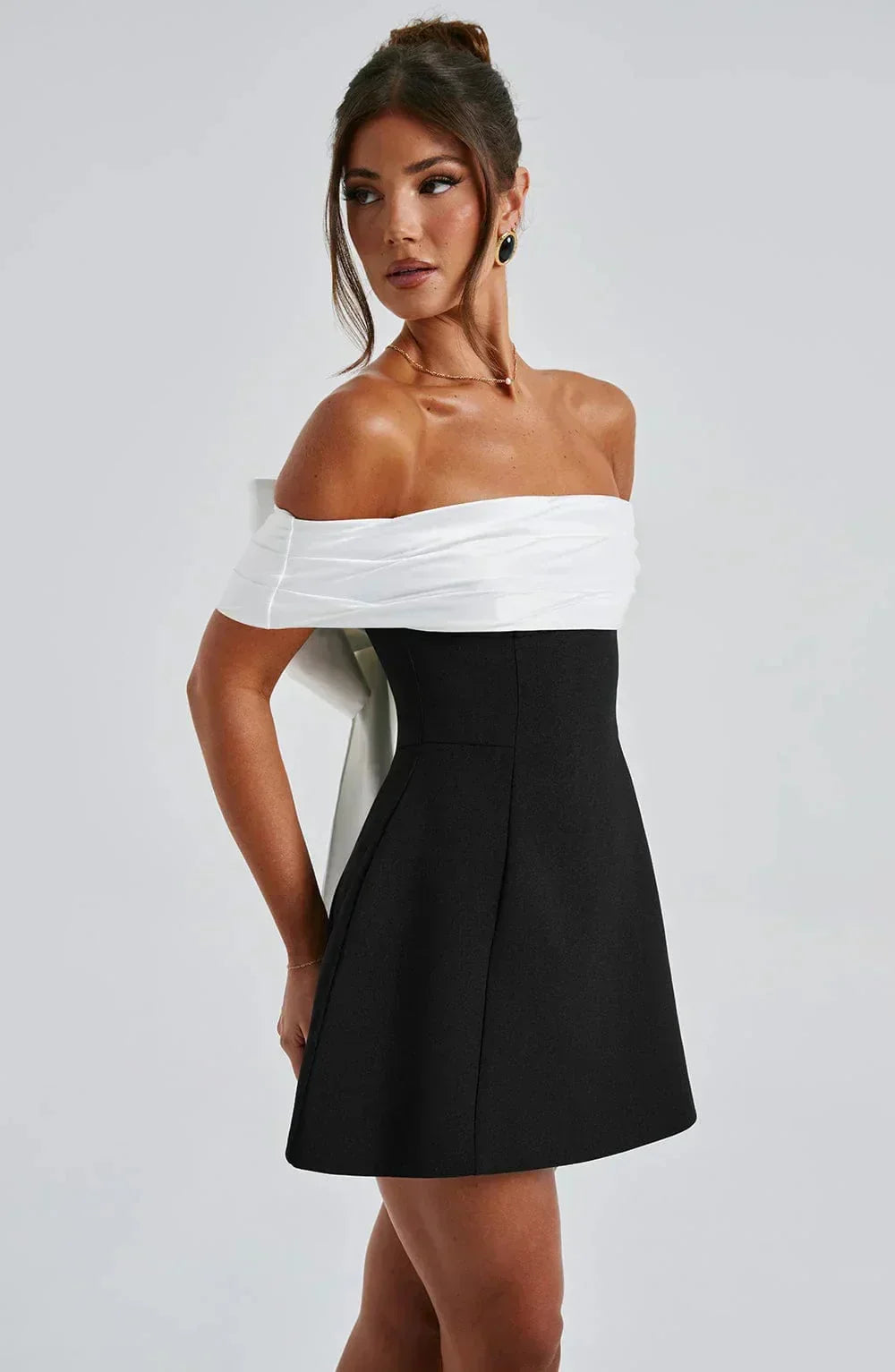 Vestito corto da donna bicolore con Spalle scoperte e fiocco