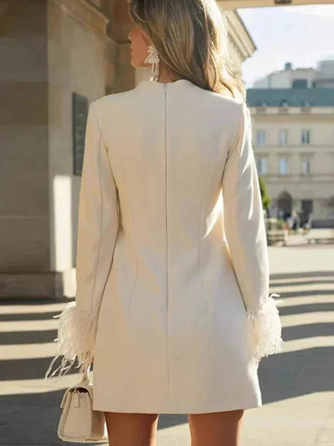 Vestito corto bianco con piume e maniche lunghe per la sera