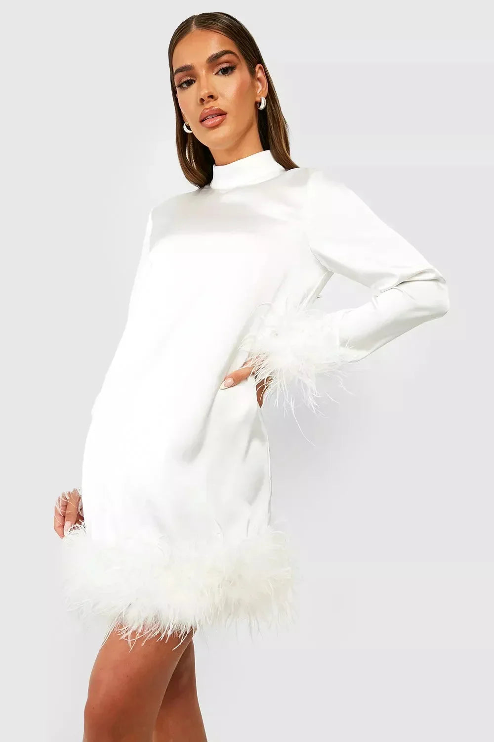 Vestito corto bianco con piume e maniche lunghe per la sera