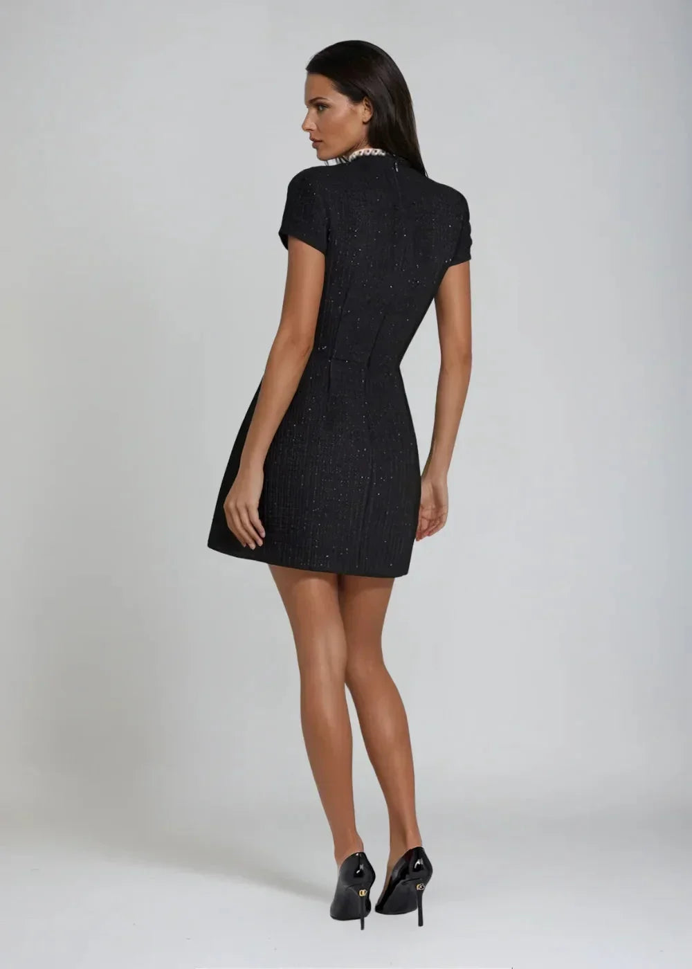 Vestito corto da donna da sera con collo alto con perle