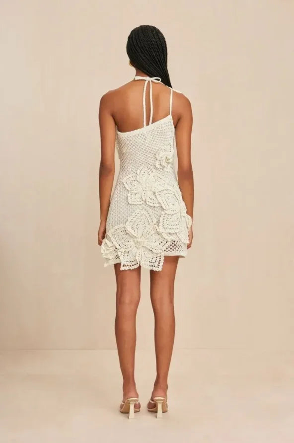 Vestito corto all’uncinetto bianco con fiori e volant