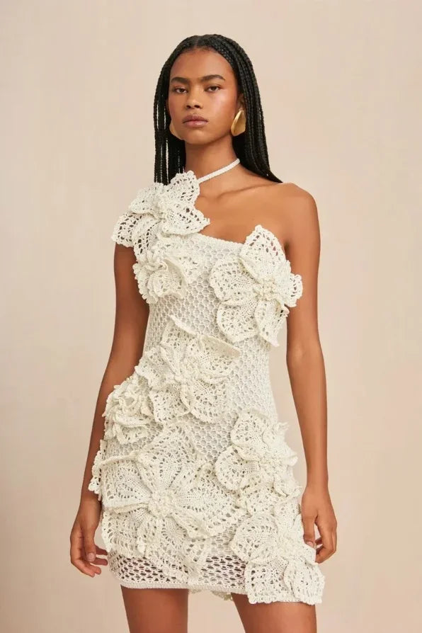 Vestito corto all’uncinetto bianco con fiori e volant