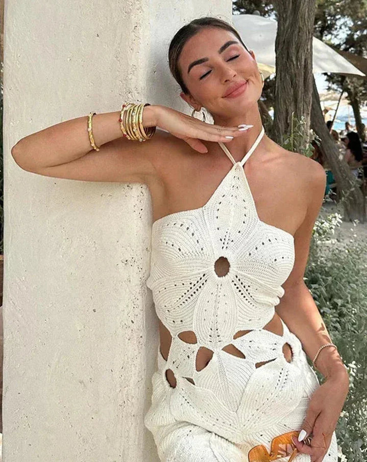 Vestito corto donna all’uncinetto con aperture e fiori decorativi