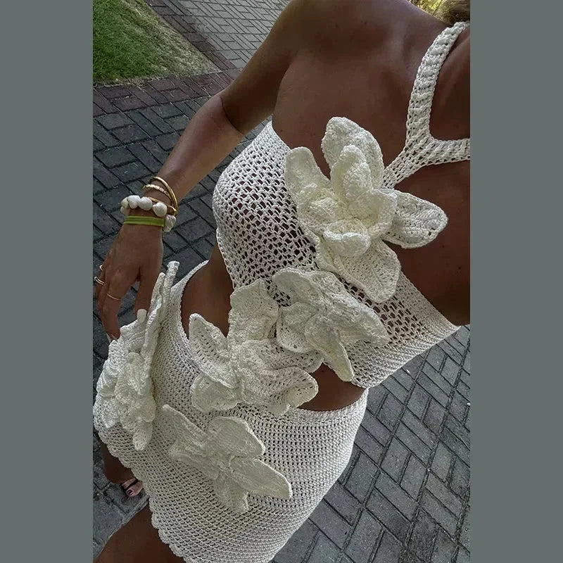Vestito corto donna all’uncinetto con aperture e fiori decorativi