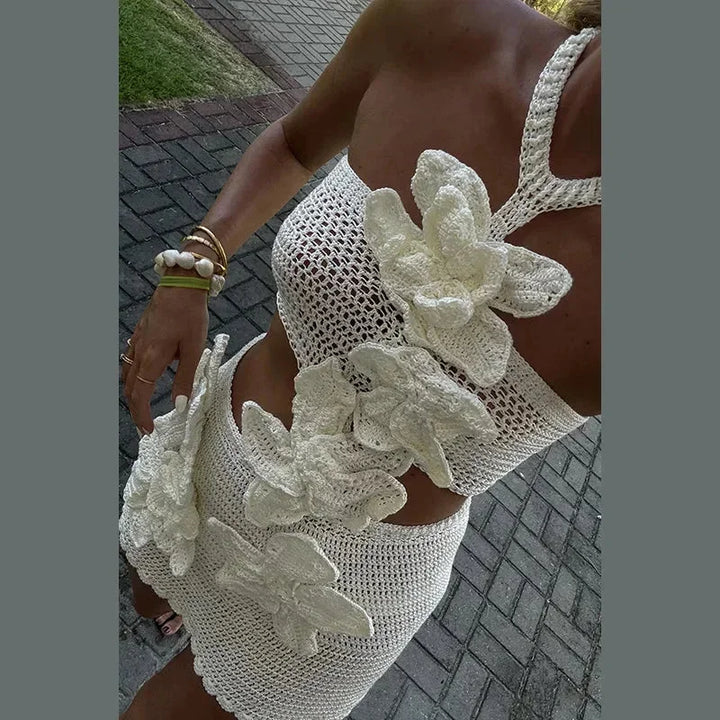 Vestito corto donna all’uncinetto con aperture e fiori decorativi