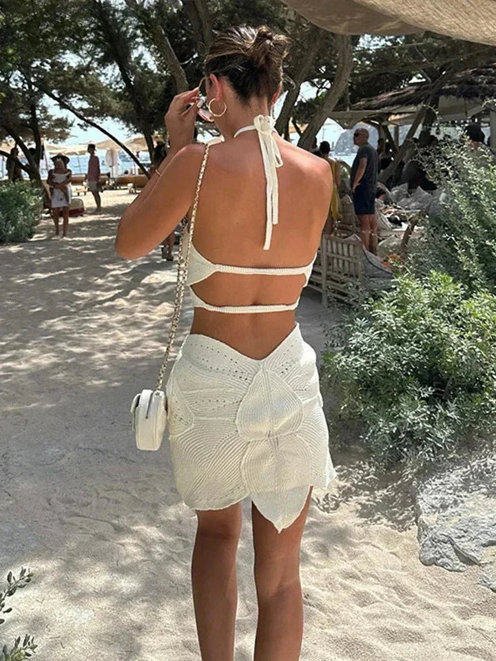 Vestito corto donna all’uncinetto con aperture e fiori decorativi