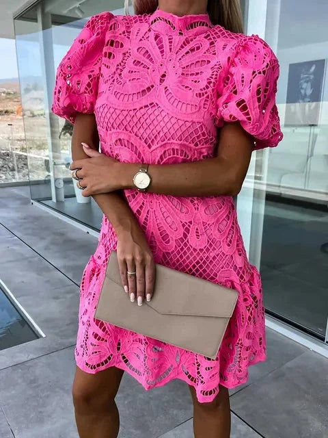 Vestito corto da donna in pizzo con collo alto e maniche a sbuffo