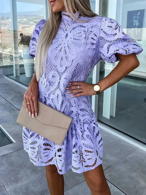 Vestito corto da donna in pizzo con collo alto e maniche a sbuffo