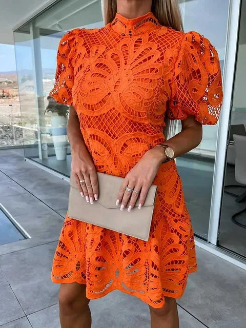 Vestito corto da donna in pizzo con collo alto e maniche a sbuffo