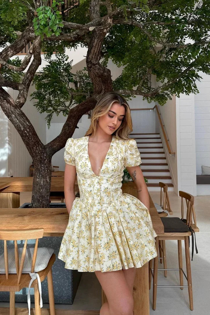 Vestito corto floreale giallo con schiena annodata per l'estate in giardino