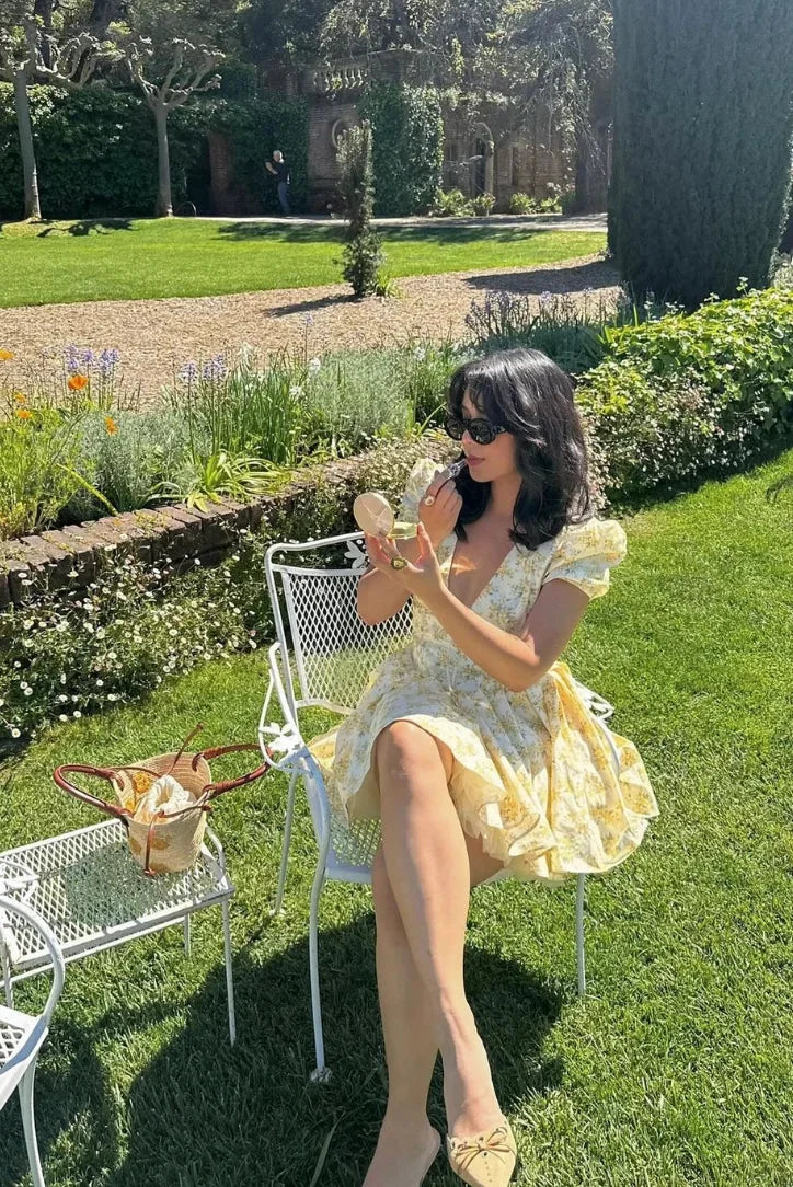 Vestito corto floreale giallo con schiena annodata per l'estate in giardino