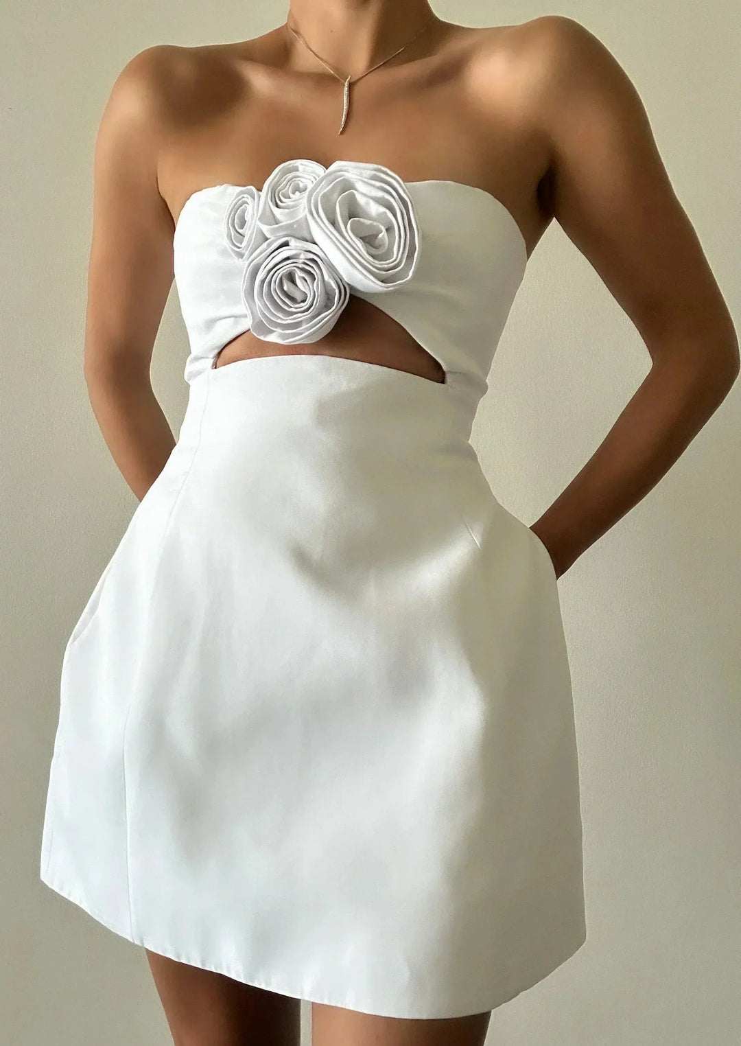 Vestito corto donna bustier con intagli floreali da sera