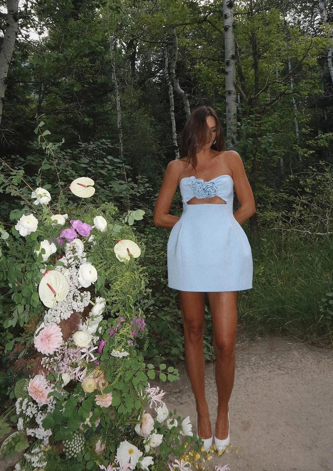 Vestito corto donna bustier con intagli floreali da sera
