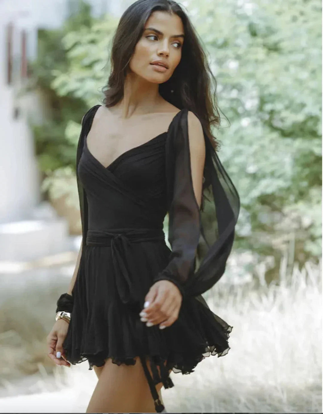 Vestito corto donna fluido con maniche lunghe e volant