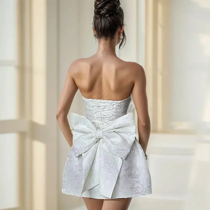 Vestito corto da donna in jacquard senza bretelle con schiena nuda