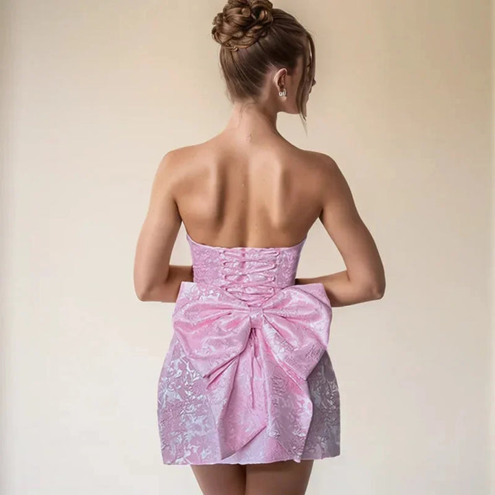 Vestito corto da donna in jacquard senza bretelle con schiena nuda