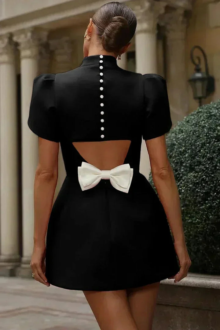 Vestito corto da donna elegante con maniche a volant