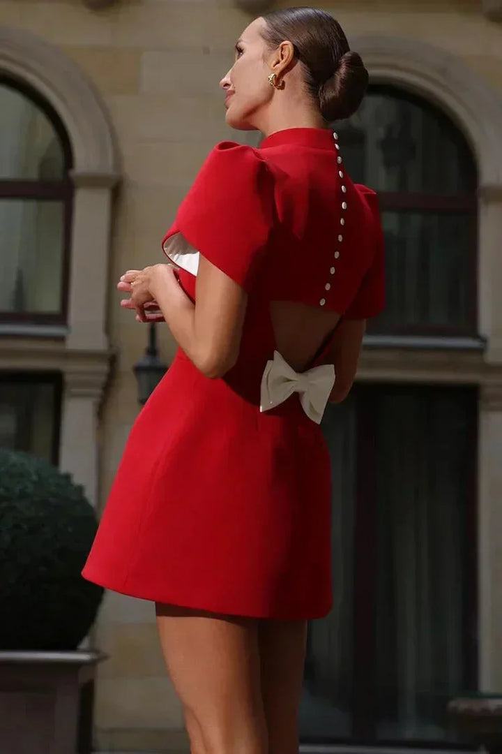 Vestito corto da donna elegante con maniche a volant