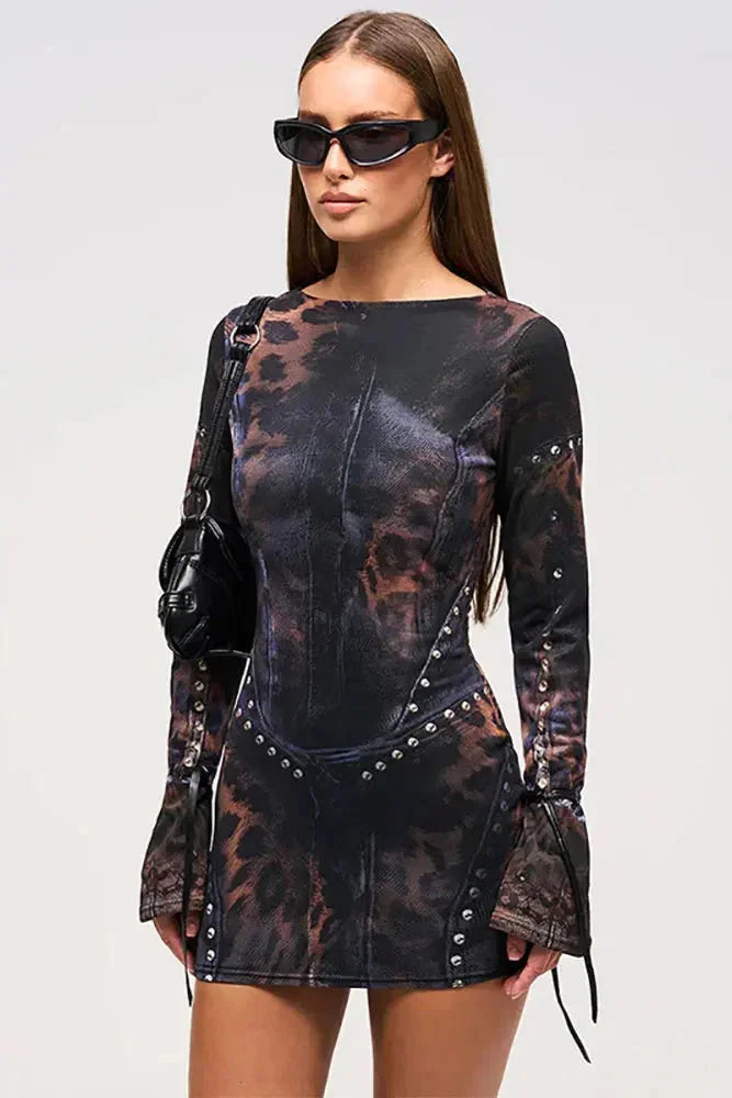 Vestito corto da donna a stampa astratta con borchie e maniche lunghe