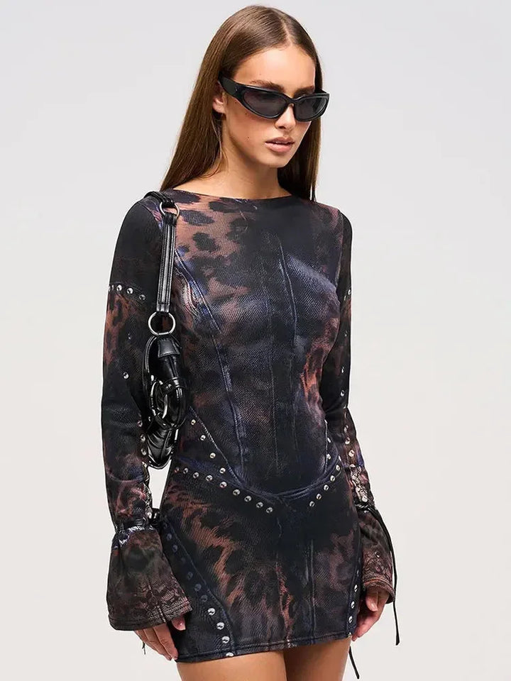 Vestito corto da donna a stampa astratta con borchie e maniche lunghe