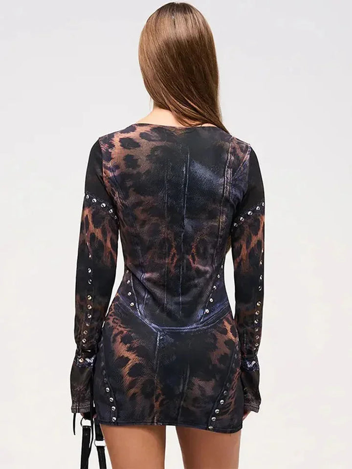 Vestito corto da donna a stampa astratta con borchie e maniche lunghe