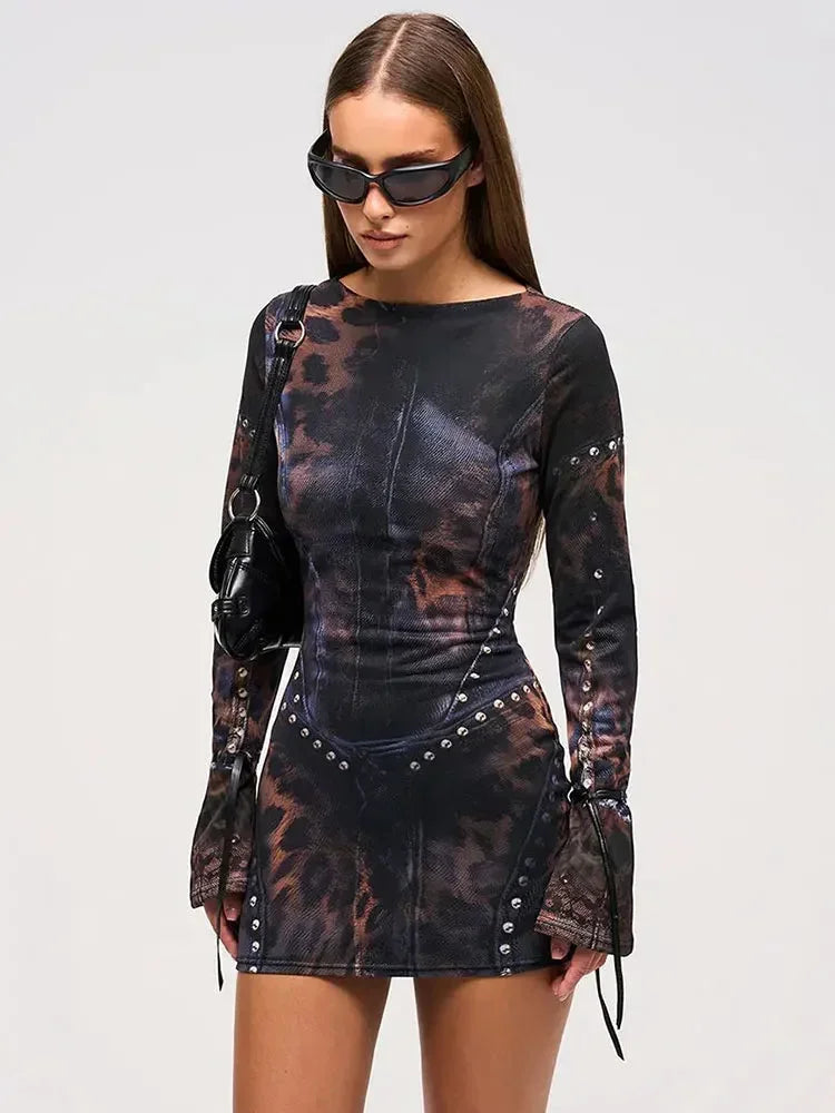 Vestito corto da donna a stampa astratta con borchie e maniche lunghe