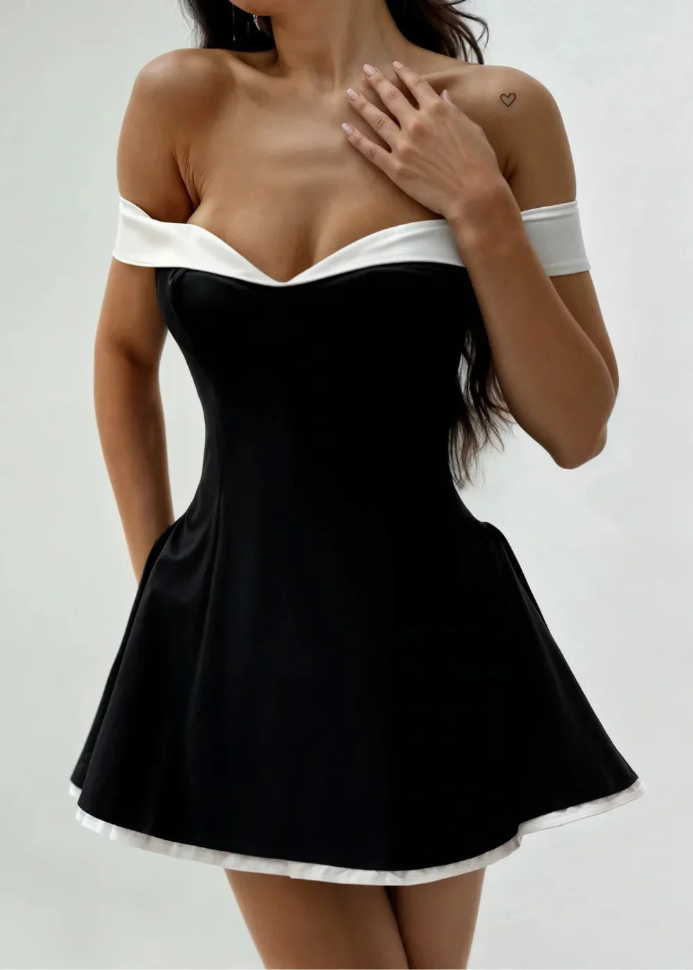 Vestito corto nero a Spalle scoperte bordo bianco per la sera