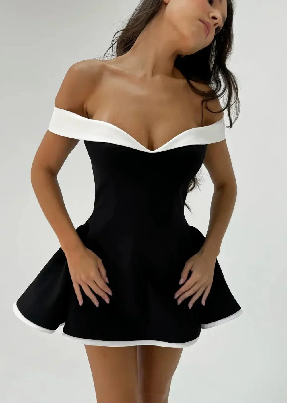 Vestito corto nero a Spalle scoperte bordo bianco per la sera